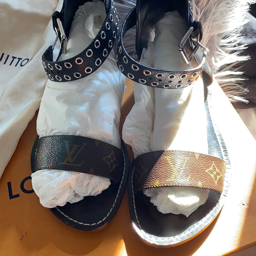 Louis Vuitton sandals in great condition size 10